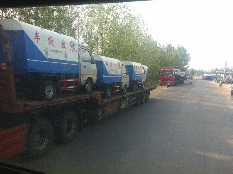 圖為準(zhǔn)備發(fā)車至山西的小型<a href=http://www.hqcaifu.cn/ljc target=_blank class=infotextkey>垃圾車</a>