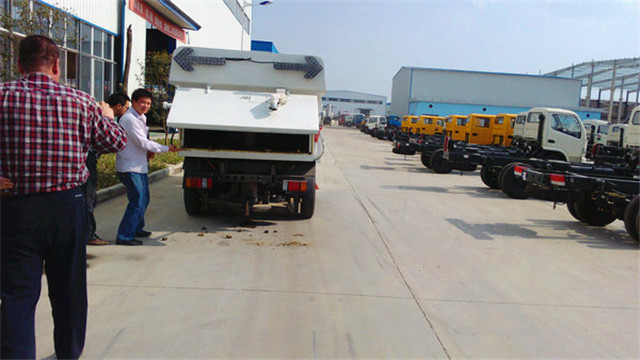 內(nèi)蒙客商正在參觀五十鈴<a href=http://www.hqcaifu.cn/saoluche/ target=_blank class=infotextkey>掃路車</a>