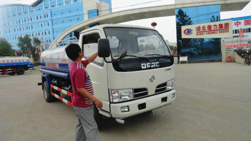 正在給5噸<a href=http://www.hqcaifu.cn/ssc target=_blank class=infotextkey>灑水車(chē)</a>做出廠前準(zhǔn)備