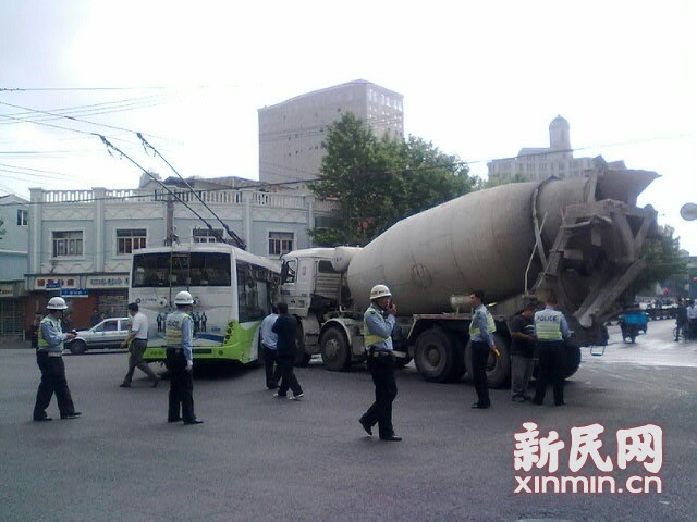 一輛19路電車在新閘路成都北路路口被一輛水泥<a href=http://www.hqcaifu.cn/jbc/ target=_blank class=infotextkey>攪拌車</a>攔腰撞擊，車毀嚴(yán)重。通訊員 殷佳維 攝