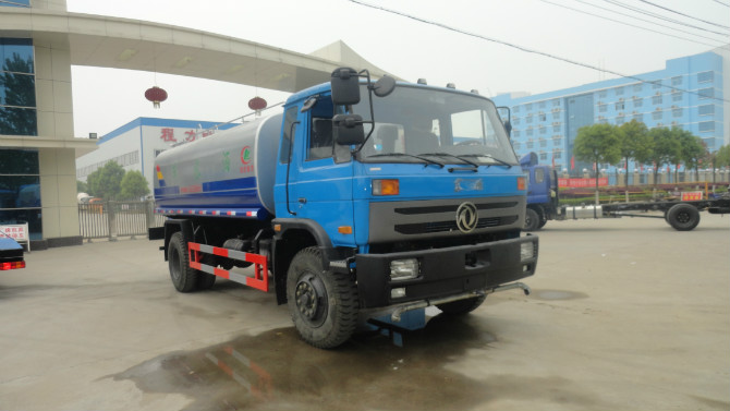 程力廠門 前的東風153<a href=http://www.hqcaifu.cn/ssc target=_blank class=infotextkey>灑水車</a>
