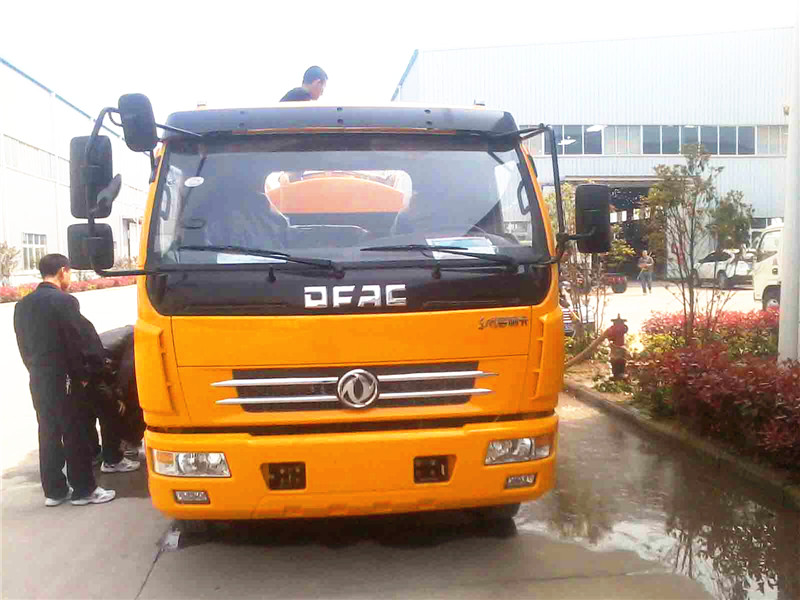 高壓清洗<a href=http://www.hqcaifu.cn/xifenche/ target=_blank class=infotextkey>吸糞車</a>正面圖